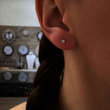 Stříbrná náušnice zirkon na puzetu 1ks